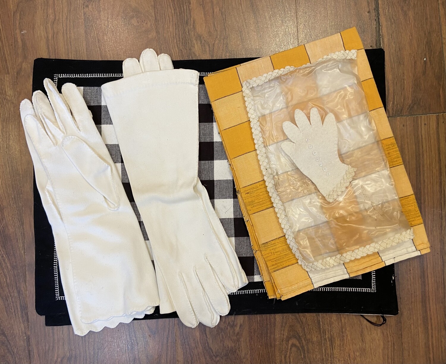 Vintage White Theater Glove Set, 2 Pairs