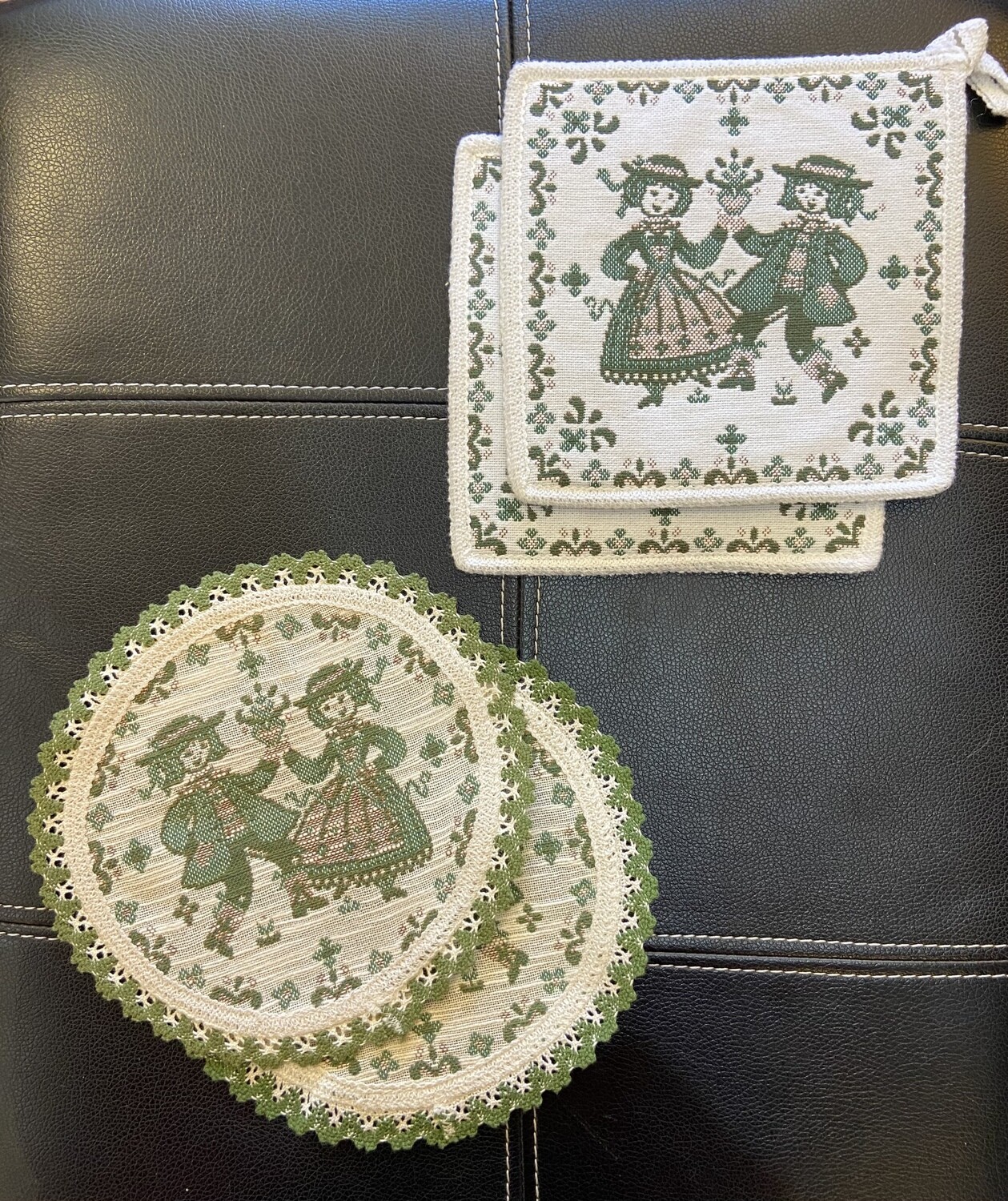Vintage Green/ White Doily and Oven Pad Set, 2 of each