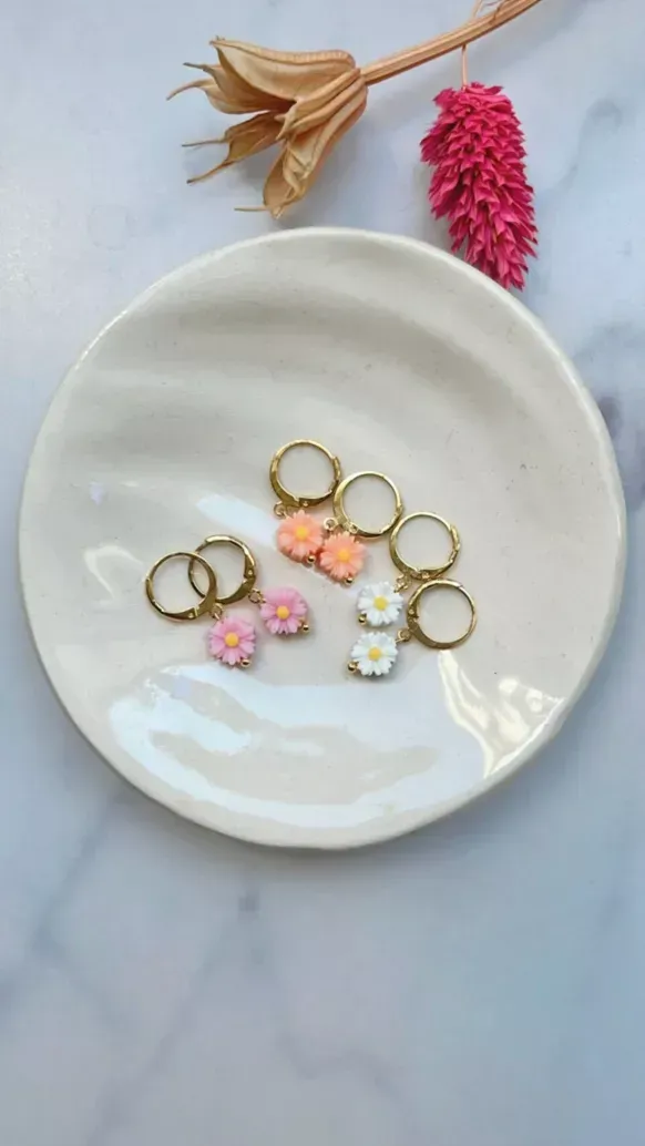 Boucles d'oreilles marguerite ( choisir la couleur )