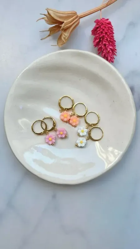 Boucles d'oreilles marguerite ( choisir la couleur )