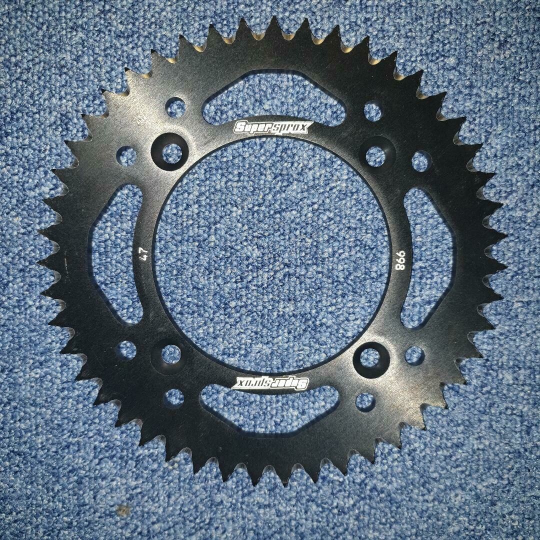Supersprox Alu-Kettenrad 428 - 47Z (schwarz)  Suzuki / Yamaha
