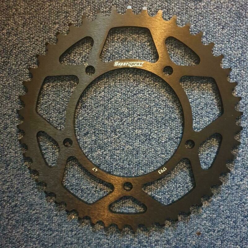 Supersprox Alu-Kettenrad 520 teilung 47Z (schwarz) Suzuki/Triumph Supersprox Alu-Kettenrad 520 teilung 47Z (schwarz) Suzuki/Triumph