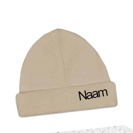 Babymuts geborduurd met naam, kraamcadeau