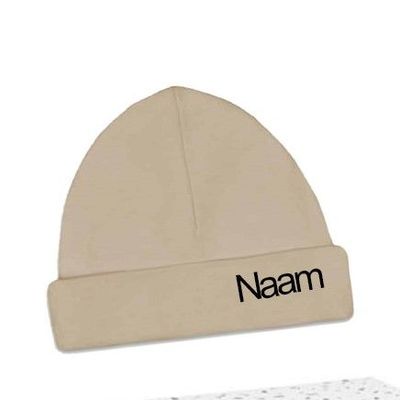 Babymuts geborduurd met naam, kraamcadeau
