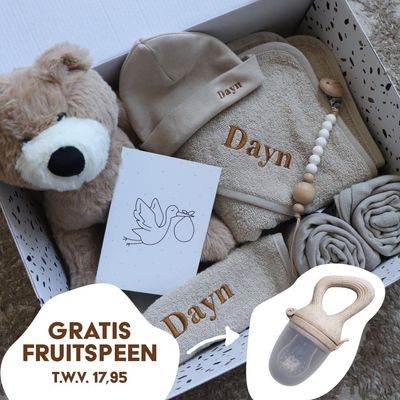 Babybox geborduurd met naam, kraamcadeau