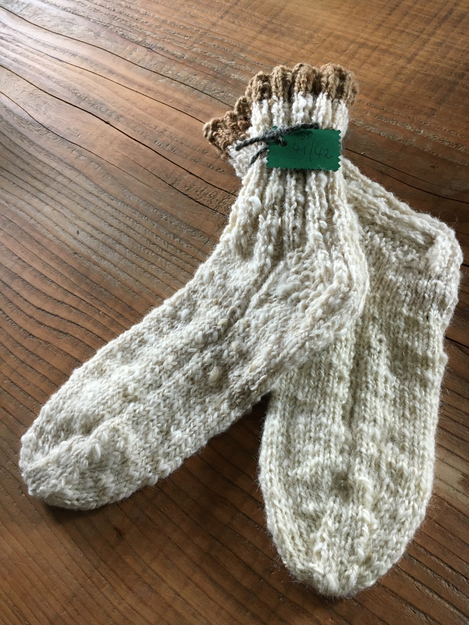 Handgestrickte Socken aus echter Schafwolle