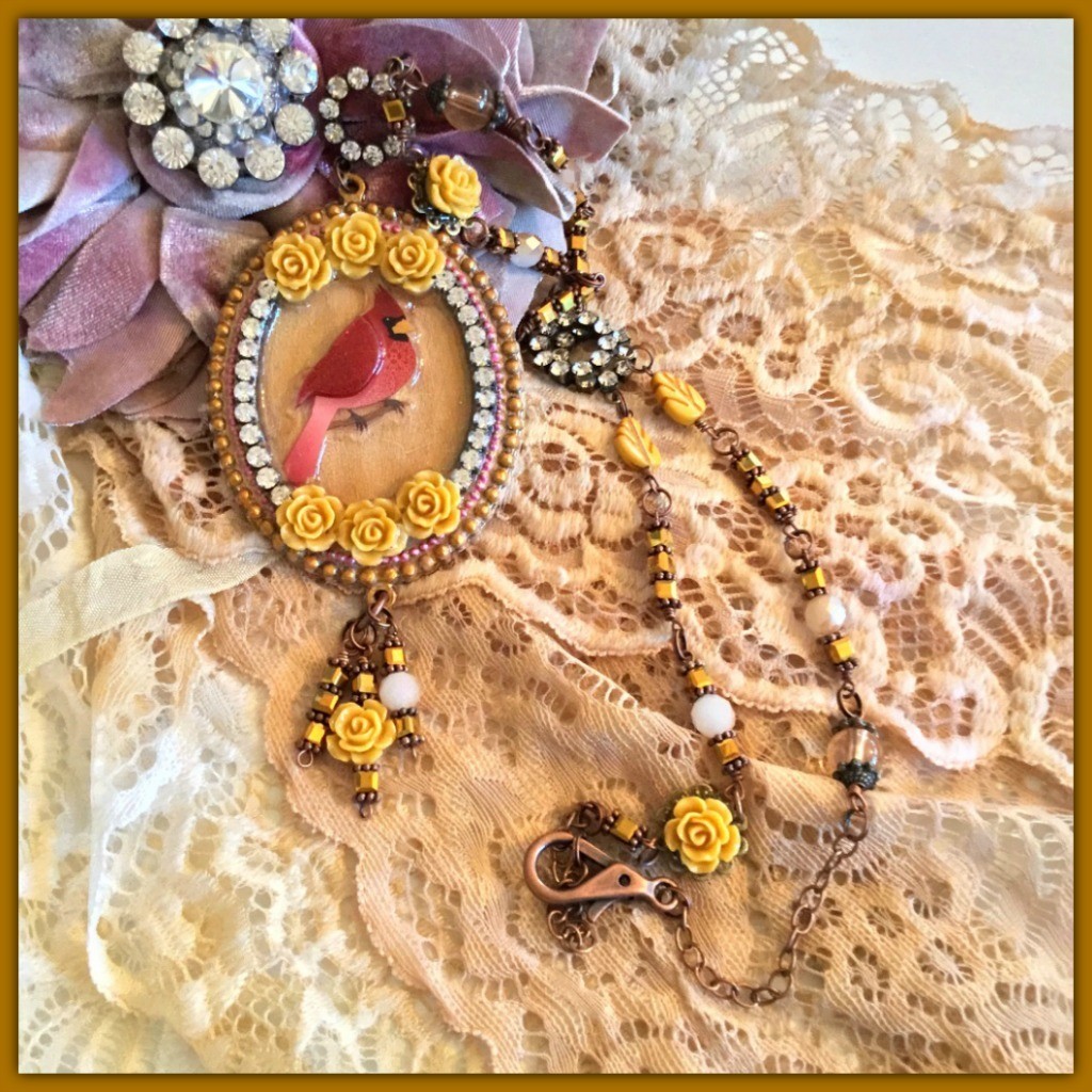 Angels & Cardinals Vintage, Romantic Oval Necklace