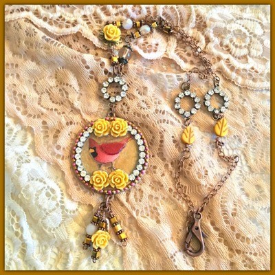 Angels & Cardinals Vintage, Romantic Round Necklace