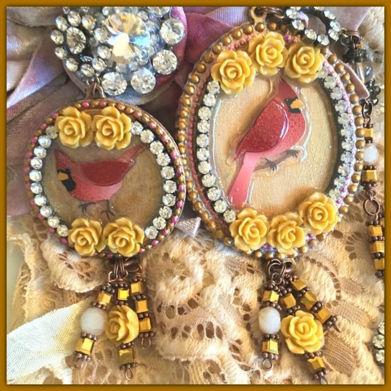 Angels & Cardinals Vintage, Romantic Round Necklace