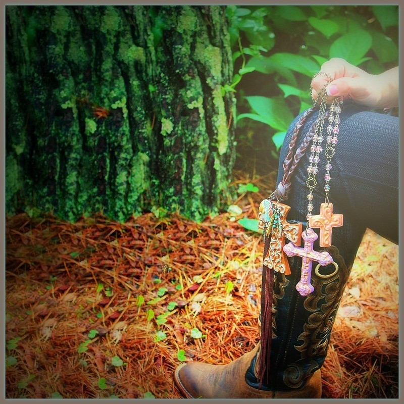 Flowing River Clay Cross Clay Indian Head Necklace