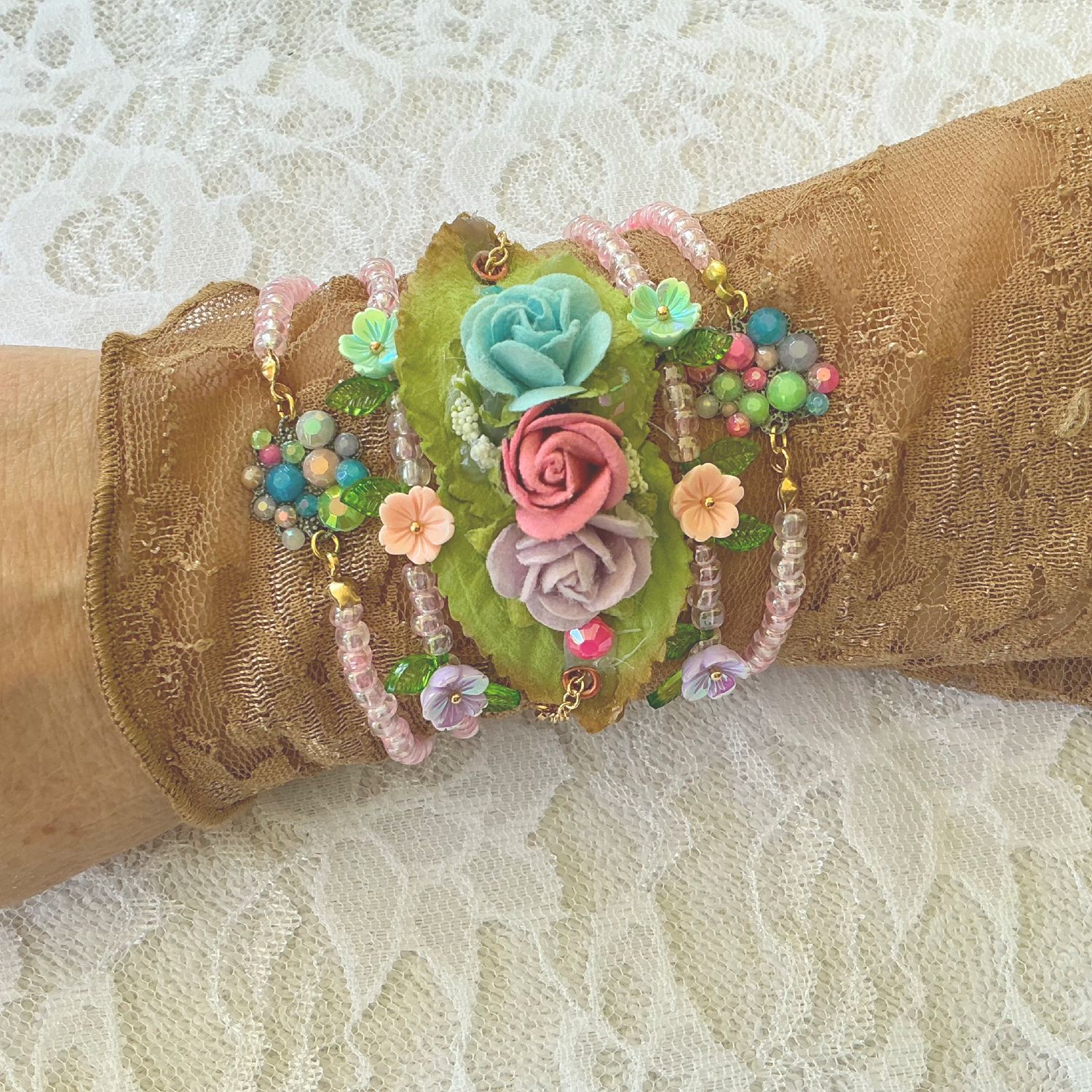 Floral On Leaves Vintage Inspired 5-Piece Stretch Bracelet Set Floral On Leaves Vintage Inspired 5-Piece Stretch Bracelet Set
