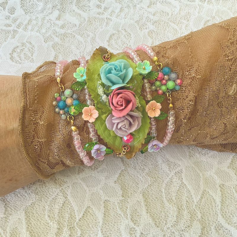 Floral On Leaves Vintage Inspired 5-Piece Stretch Bracelet Set Floral On Leaves Vintage Inspired 5-Piece Stretch Bracelet Set