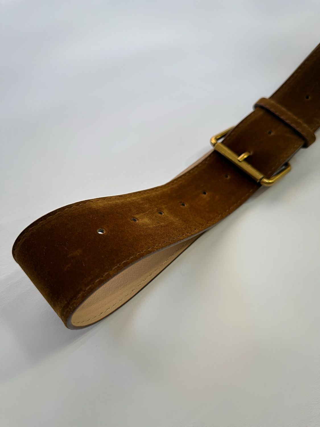 CINTO GAMUZA HEBILLA DORADO