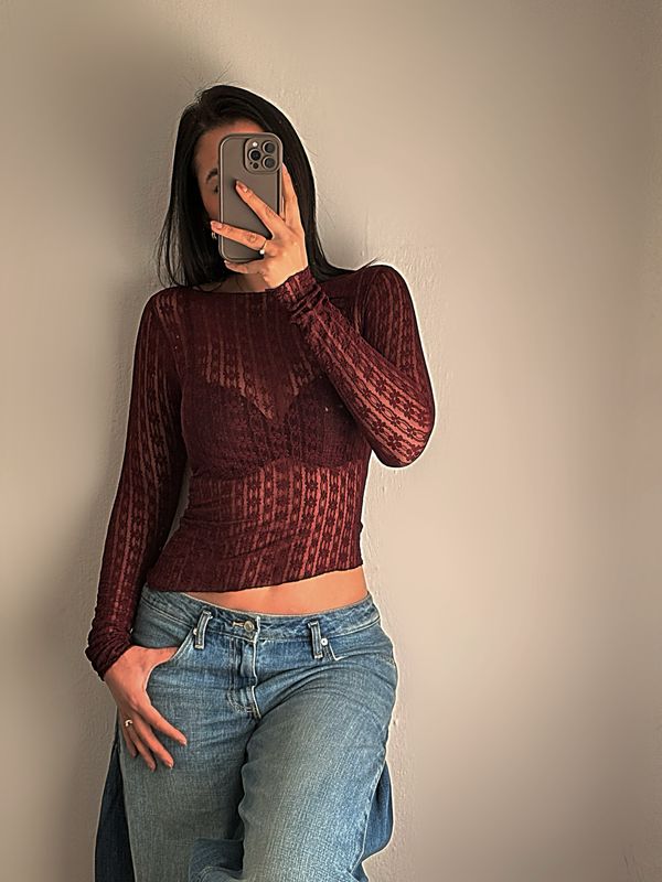 TOP DE ENCAJE Y PICO