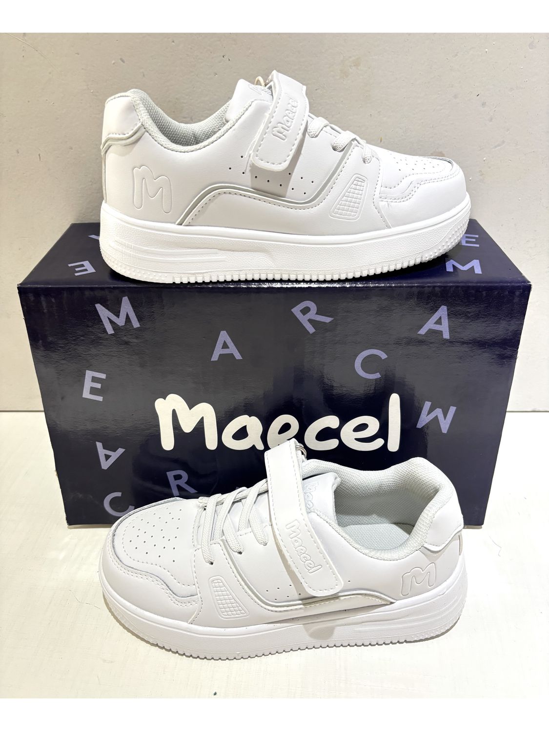 ZAPATILLAS CON VELCRO MARCEL BLANCAS_ NEGRAS