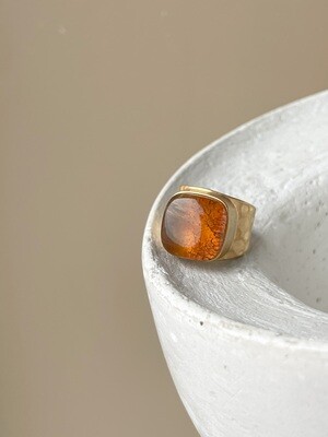 Позолоченное кольцо с янтарем, размер 16