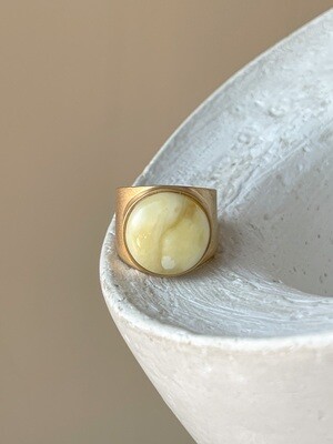 Позолоченное кольцо с янтарем, размер 15.75