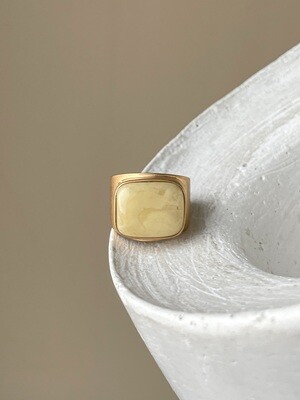 Позолоченное кольцо с янтарем, размер 16,5