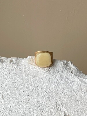 Позолоченное кольцо с янтарем, размер 17,75