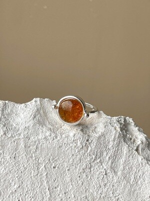 Серебряное кольцо с янтарем, размер 15,75