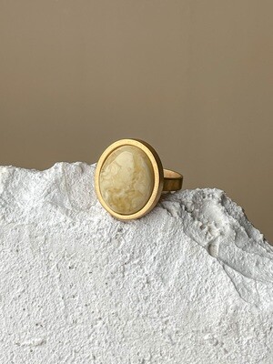 Позолоченное кольцо с янтарем, размер 18,25
