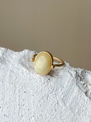 Позолоченное кольцо с янтарем, размер 18,5