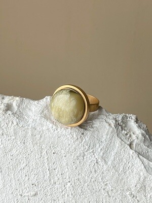 Позолоченное кольцо с янтарем, размер 18