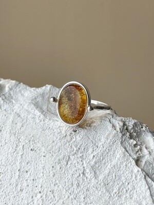 Серебряное кольцо с янтарем, размер 18,5