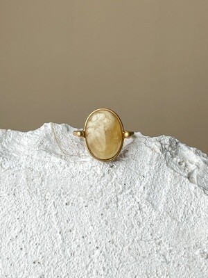 Позолоченное кольцо с янтарем, размер 16,5