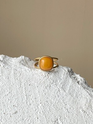 Позолоченное кольцо с янтарем, размер 17