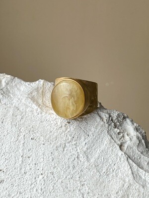Позолоченное кольцо с янтарем, размер 17,75