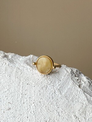 Позолоченное кольцо с янтарем, размер 17,5