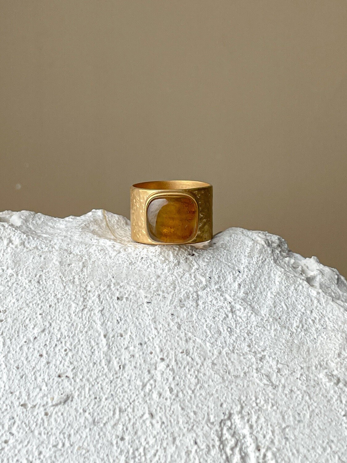 Позолоченное кольцо с янтарем, размер 16