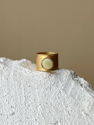 Позолоченное кольцо с янтарем, размер 15