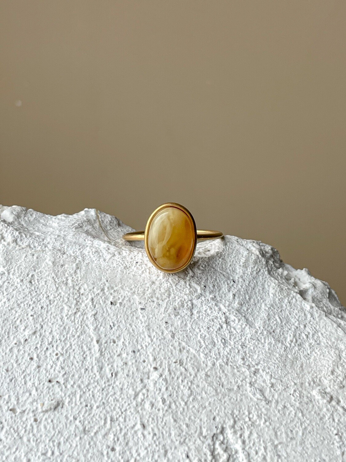 Позолоченное кольцо с янтарем, размер 18,5
