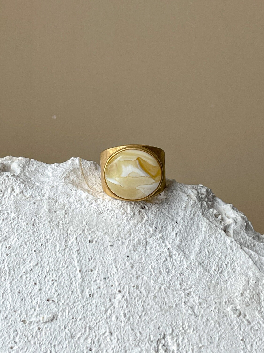 Позолоченное кольцо с янтарем, размер 16,25