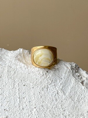Позолоченное кольцо с янтарем, размер 15,5