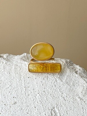 Позолоченное кольцо с янтарем, размер 17,25