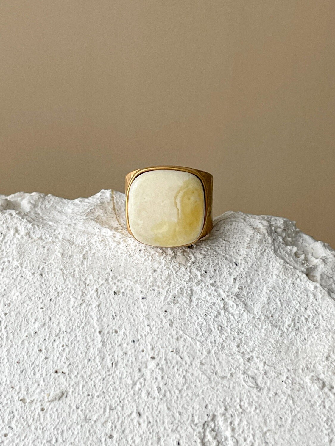 Широкое кольцо с пейзажным янтарем, размер 16