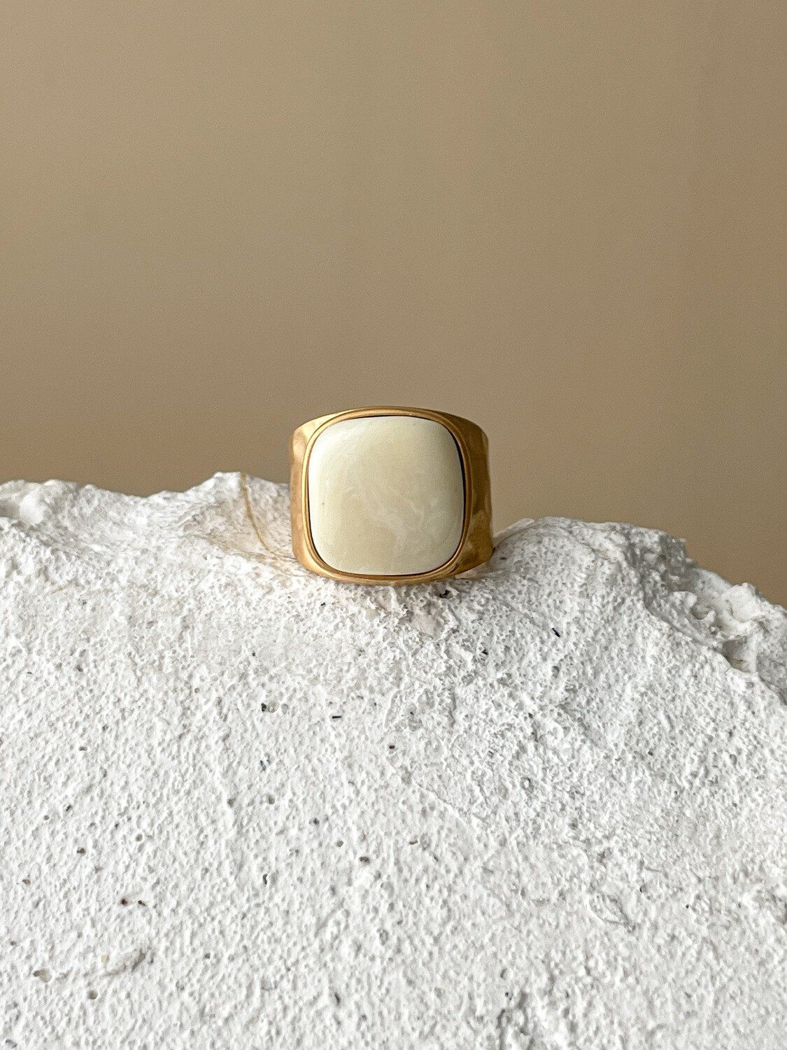 Широкое кольцо с белым янтарем, размер 15,75