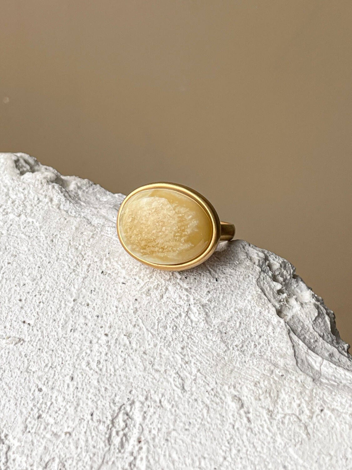 Объемное кольцо с медовым янтарем, размер 18