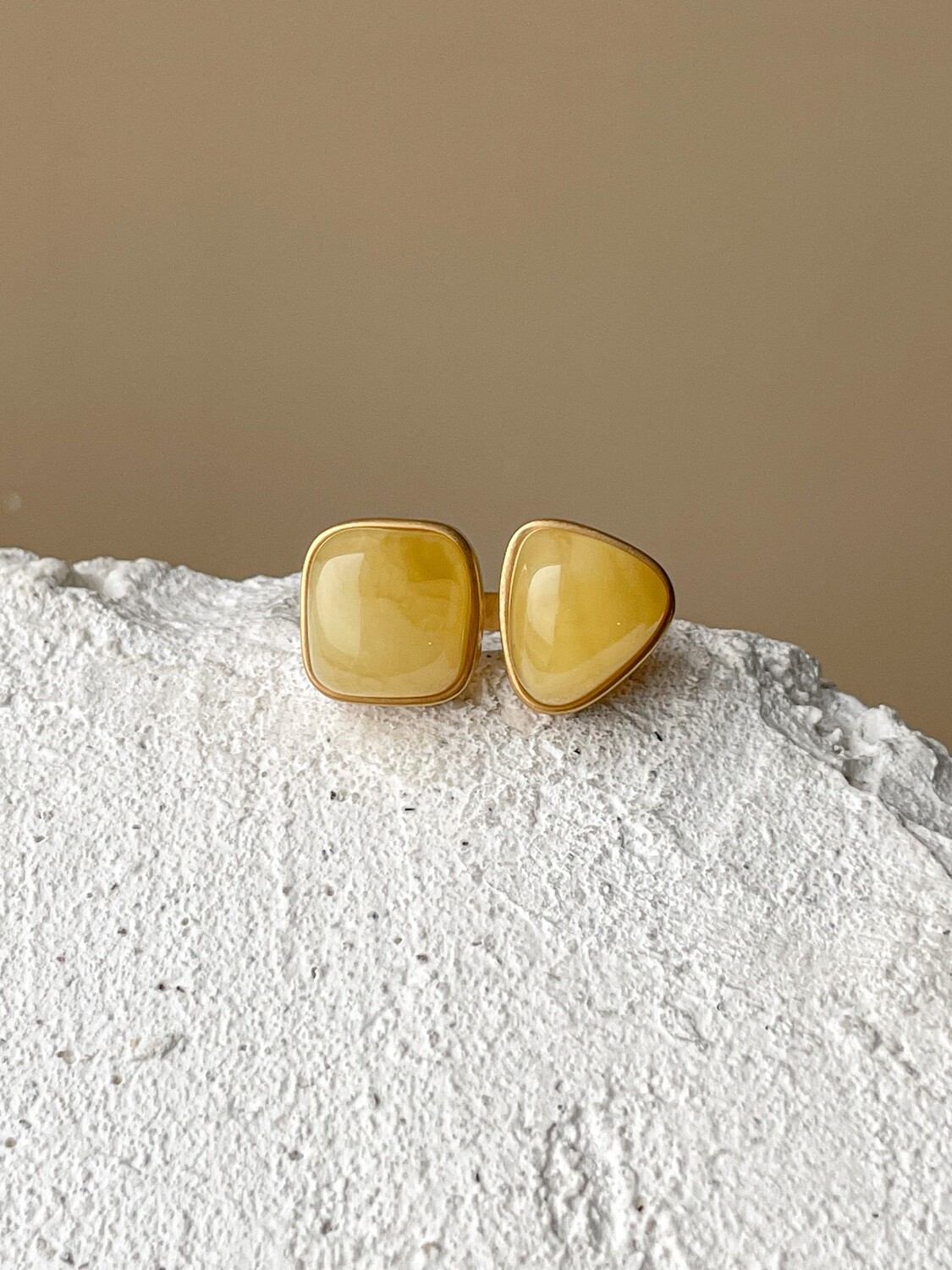 Двойное кольцо с медовым янтарем, размер 17,5