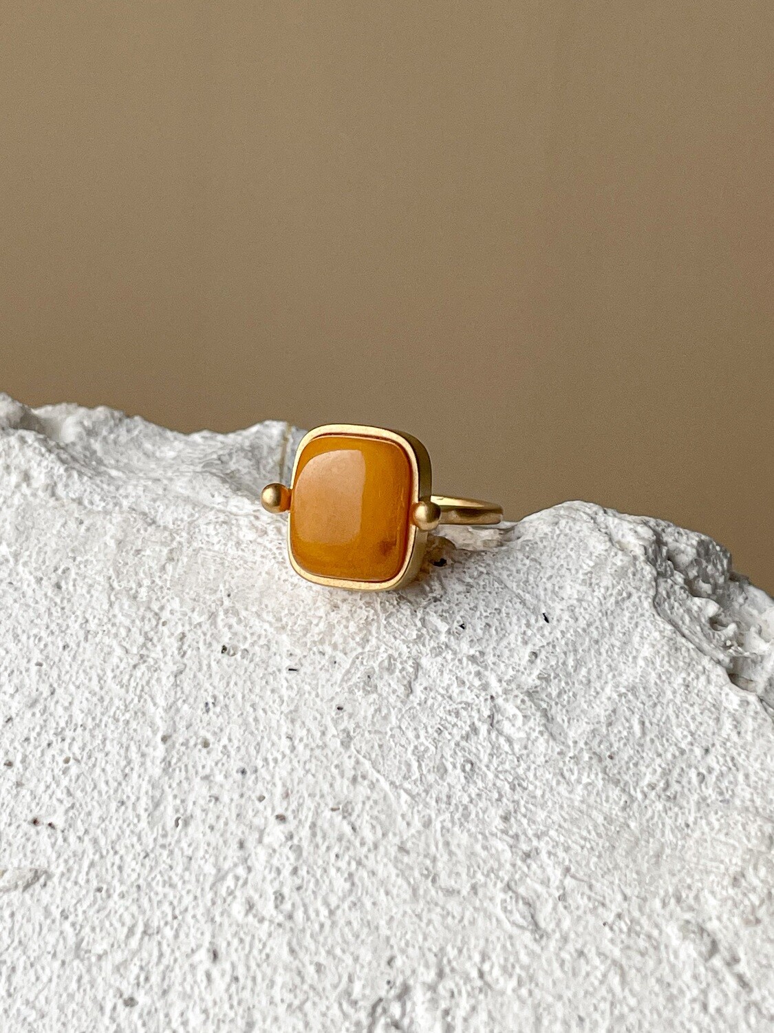 Кольцо в винтажном стиле с медовым янтарем, размер 15,25