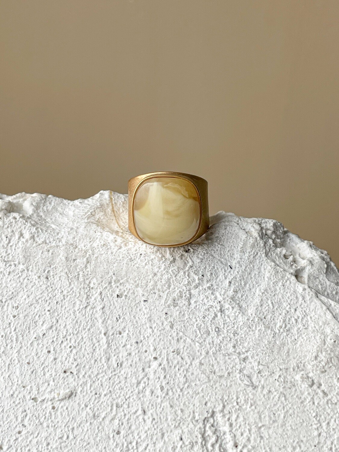 Широкое кольцо с медовым янтарем, размер 16,5