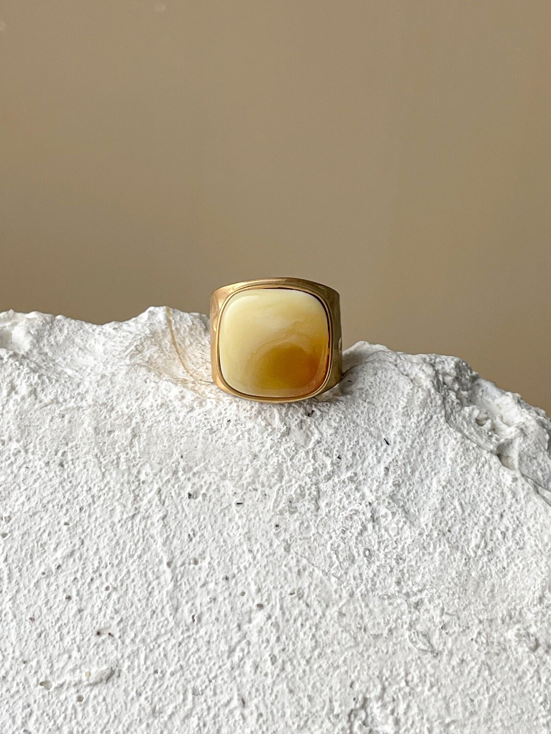 Широкое кольцо с пейзажным янтарем, размер 15