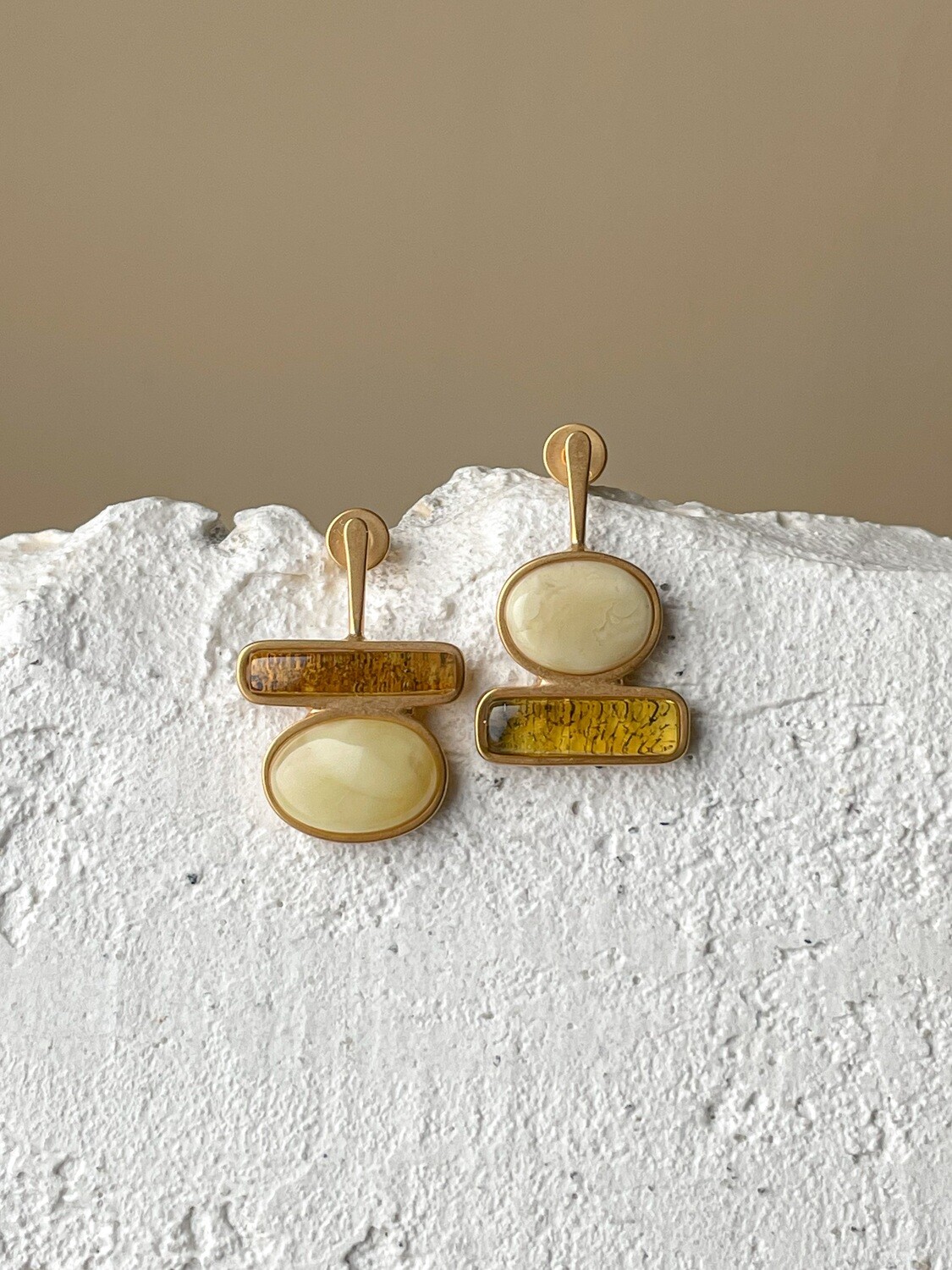 Асимметричные серьги с молочным и медовым янтарем 5гр.