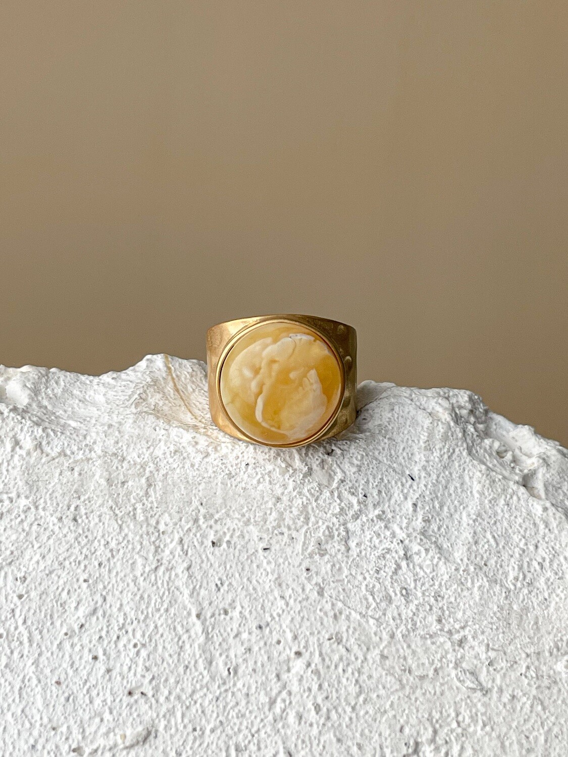 Широкое кольцо с медовым янтарем, размер 16,5