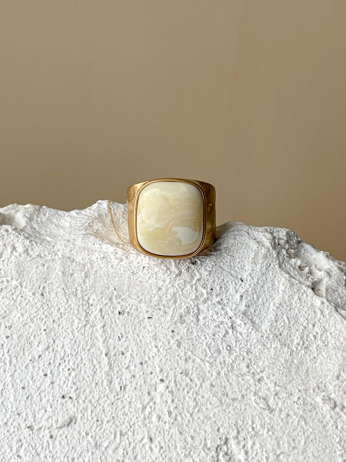 Широкое кольцо с пейзажным янтарем, размер 16,5