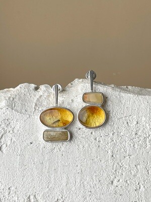 Серебряные асимметричные серьги с медовым янтарем, 4,9гр