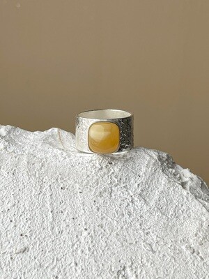 Широкое кольцо с медовым янтарем, размер 17,5